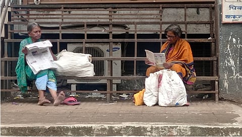 नाशिक : अशोकस्तंभ परिसरात नित्यनियमाने वाचनाची भूक भागवणाऱ्या दोन भंगार वेचणाऱ्या महिला. (छाया- हेमंत घोरपडे)