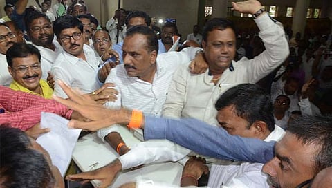 जळगावच्या ग.स. सोसायटी सभेत राष्ट्रगीत सुरू असताना शिक्षकांचा राडा