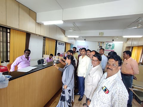 पिंगळगाव बसवंत : येथे ऑनलाइन कर भरताना नागरिक.