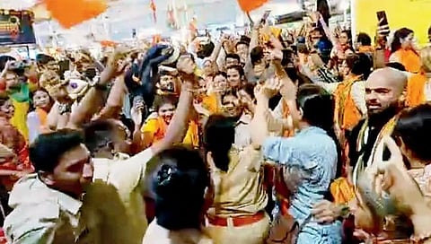 विसर्जन मिरवणुकीत नाचणा-या पोलिसांची चौकशी सुरू, ‘खाकी’त न नाचण्याचा होता आदेश…