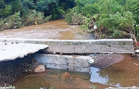 पुरंदरला पिके गेली वाहून, ओढ्यांना पूर