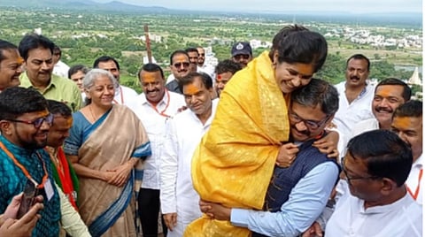 जेजुरी : आमदार राहुल कुल जेव्हा कांचन वहिनींना पाच पायऱ्या उचलून घेतात !….