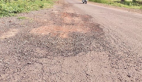 नगर : वडगाव पान-झगडे फाटा रस्त्याची झाली चाळण