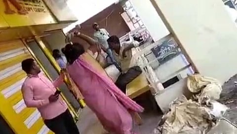 महिलेची सलून चालकाला मारहाण