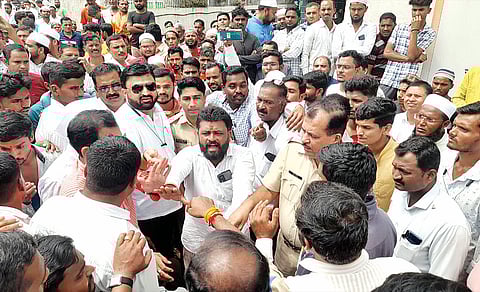 संगमनेर : शेतकर्याला व्यापार्याची मारहाण प्रकरणी बाजार समितीच्या गेटवर दोन तास आंदोलन