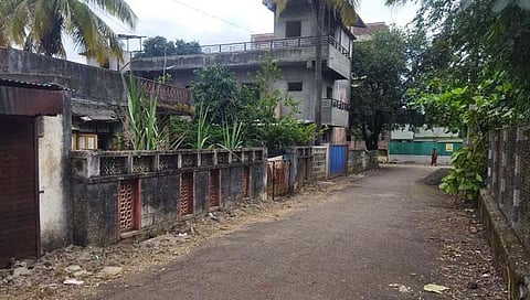 घरावर दगडफेक