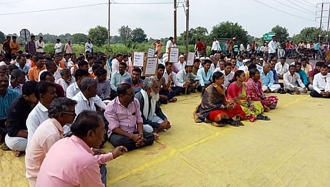 Hingoli : अतिवृष्टीग्रस्त शेतकऱ्यांच्या अनुदानासाठी आजेगावात रास्ता रोको; गोरेगावात रस्त्यावर दूध ओतून निषेध