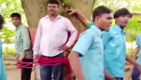 Zarkhand : अबब! विद्यार्थ्यांनी चक्क शिक्षकांना झाडाला बांधून बेदम मारहाण! व्हिडिओ व्हायरल, जाणून घ्या कारण