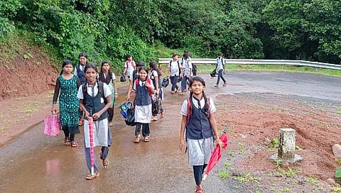 अंबाईवाडा येथील विद्यार्थ्यांना शिक्षणासाठी २१ किलोमीटरची पायपीट करावी लागतेय.