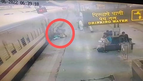 सोलापूर : रेल्वे स्थानकावर आरक्षकाच्या तत्परतेमुळे तरुणीचा जीव वाचला