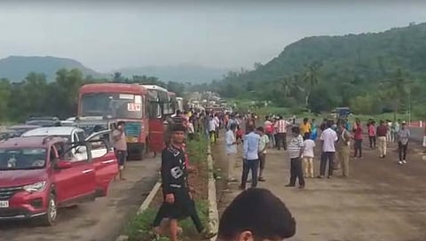 कोकणात अभूतपूर्व वाहतूक कोंडी, दहा तास अडकले प्रवाशी