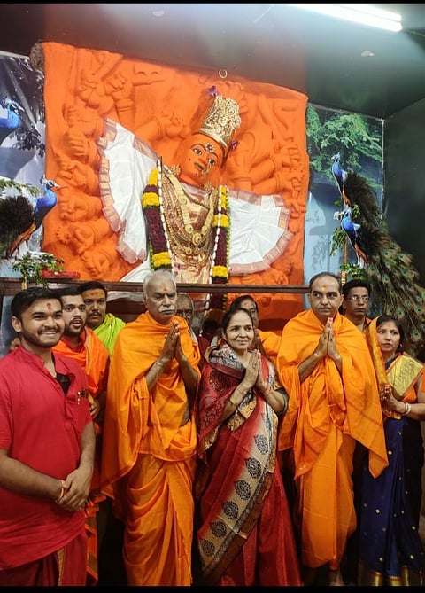 सप्तशुंगगड: सप्तशृंग देवीचे दर्शन घेण्यासाठी जमा झालेले भाविक. (छाया : तुषार बर्डे)