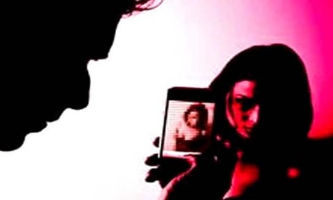 पुणे : पॉर्न व्हिडिओ दाखवून पत्नीवर अत्याचार; आयटी इंजिनिअर पतीवर गुन्हा