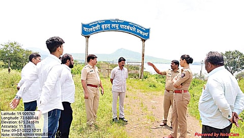 नाशिक : सिडको : पिंपळद येथील वालदेवी धरणठिकाणी पाहणी करताना पोलिस अधिकारी.