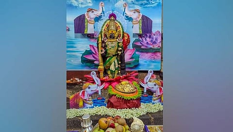 लक्ष्मीपूजनादिनी गजेंद्र लक्ष्मीच्या रूपात श्री अंबाबाई सजली