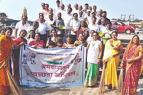 पंचवटी : अखिल भारतीय श्री स्वामी समर्थ सेवामार्ग आणि गुरुपीठ त्र्यंबकेश्वर अंतर्गत सक्रिय आरोग्यदूत अभियानात सहभागी झालेले स्वयंसेवक.