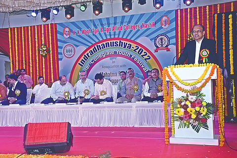 नाशिक : ‘इंद्रधनुष्य - 2022’ युवक महोत्सवाच्या उद्घाटनाप्रसंगी ‘महात्मा फुले कृषी’चे अधिष्ठाता डॉ. पी. एन. रसाळ. समवेत मान्यवर.