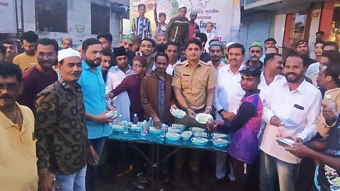 वणी : मस्जिद चौकात अन्नदान करतांना समाजबांधवांसह सरपंच मधुकर भरसट, उपसरपंच विलास कड, सपोनि. स्वप्निल राजपुत आदी. (छाया-अनिल गांगुर्डे)