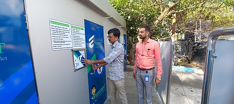 त्र्यंबकेश्वर : भाविकांसाठी उभारलेल्या इलेक्ट्रॉनिक-इको-टॉयलेटची आकर्षक रचना आणि रंगसंगतीमुळे लक्ष वेधून घेतात.