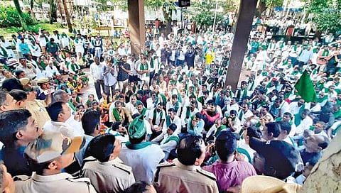 बेळगाव : भर पावसात ऊसदर आंदोलन