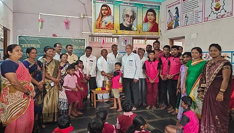 सांगली : कवठेमहांकाळ तालुक्यातील शाळेत वृत्तपत्र विक्रेत्यांचा सत्कार