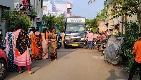 कसबा बावडा येथील घटनास्थळी नागरिकांची झालेली गर्दी