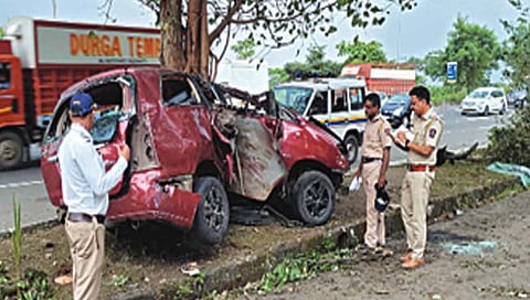 मुंबई : कार झाडाला धडकून दोघे ठार