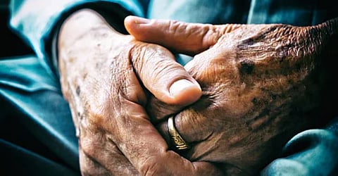 कोल्हापूर : आईचा संभाळ न करणाऱ्या पोराला दंड, दरमहा ६ हजार रुपये देण्याचे आदेश