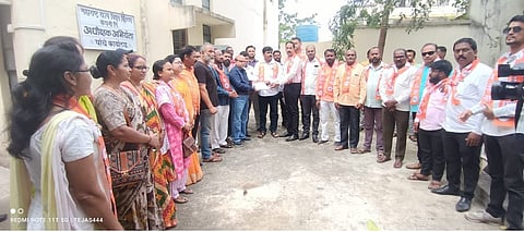 धुळे : विजपुरवठा सुरळीत करण्याच्या मागणीसाठी ग्रामीण विभागाचे अधीक्षक अभियंता डी. डी. भामरे यांना घेराव घालताना संतप्त शिवसैनिक.