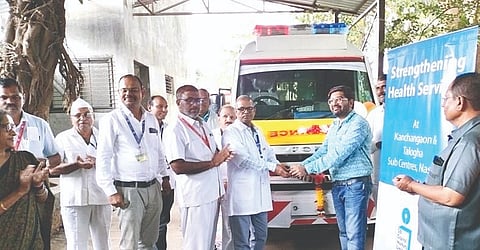 घोटी : ग्रामीण रुग्णालय येथे अॅडव्हान्स लाइफ सपोर्ट सुविधा असणारी रुग्णवाहिका रुग्णसेवेस दाखल होताना. समवेत डॉक्टर व पदाधिकारी.