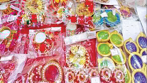 सातारा : बाजारपेठेत डेकोरेटिव्ह पणत्यांची चलती