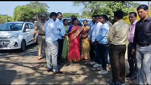 दिंडोरी: येथील नाशिक कळवण रस्त्याच्या दुरवस्थेची पाहणी करून दुरुस्तीबाबत अधिकारी वर्गास सूचना करताना केंद्रीय आरोग्य राज्यमंत्री ना. डॉ. भारती पवार व दिंडोरी येथील नागरिक. (छाया - समाधान पाटील)