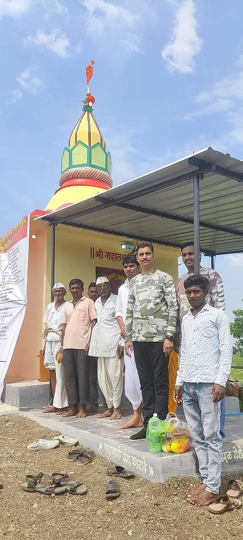 नाशिक : दुर्लक्षित महालक्ष्मी मंदिराचा कायापालट करण्यासाठी सरसावलेले भाविक.