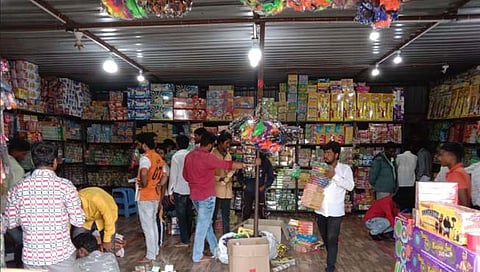 उस्मानाबाद : तेरखेडा येथील सुतळी ॲटमबॉम्बला राज्यासह परराज्यात मागणी