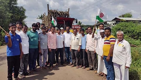 कोल्हापूर : दत्तवाड येथे स्वाभिमानीच्या कार्यकर्त्यांनी ऊस वाहतूक रोखली