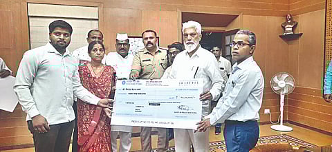 नाशिक : कोरोनात मृत झालेले पोलिसपाटील केशव रुमणे यांच्या वारसांना 50 लाख रुपयांच्या धनादेशाचे वितरण करताना पालकमंत्री दादा भुसे, आ. हिरामण खोसकर, गंगाथरन डी., सचिन पाटील आदी.