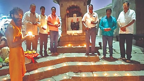 नाशिक : गोदाकिनारी पर्यावरणप्रेमींचे लक्ष्मीपूजन