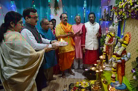 नाशिक : धनत्रोयदशीनिमित्तधन्वंतरी पुजन करताना मनपा आयुक्त डॉ. चंद्रकांत पुलकुंडवार समवेत वैद्य विक्रांत जाधव आणि इतर मान्यवर. (छायाचित्र : हेमंत घोरपडे)