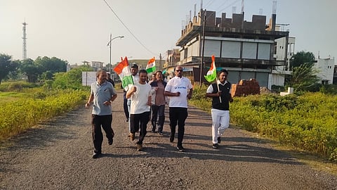 नांदगाव : राष्ट्रीय एकात्मता दौड मध्ये सहभाग नोंदवत धावताना गटविकास आधिकारी गणेश चौधरी, गट शिक्षण आधिकारी प्रमोद चिचोंले समवेत कर्मचारी. (छाया : सचिन बैरागी).