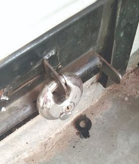 नांदूरशिंगोटे : दुकानाचे तोडलेले शटर.