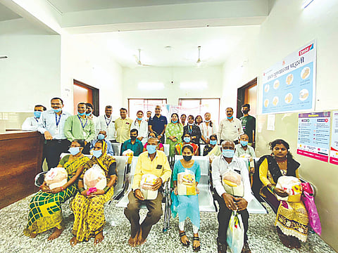 नाशिक : मायको रुग्णालयात रुग्णांना पोषण आहार वाटपाप्रसंगी अधिकारी.