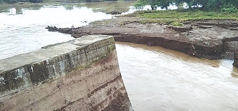 निमगाव देवपूर :निमगाव देवपूर : बंधार्याचा वाहून गेलेला भराव.