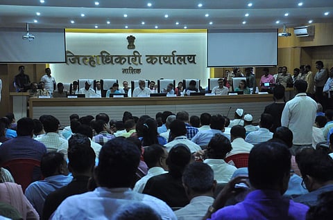 नाशिक : जिल्हा नियोजन समितीच्या बैठकीत मार्गदर्शन करताना पालकमंत्री दादा भुसे. समवेत व्यासपीठावर उपस्थित मान्यवर पदाधिकारी. (छाया : रुद्र फोटो)