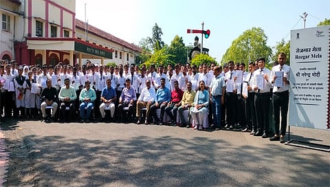 जळगाव : रेल्वेत नोकरी मिळाल्यानंतर नियुक्तीपत्र दाखवतांना तरुण.