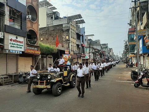 धुळे : पथसंचलन करताना राष्ट्रीय स्वयंसेवक संघ. (छाया: यशवंत हरणे )