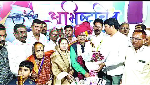 पिंपळगाव बसवंत : माजी सरपंच भास्करराव बनकर यांच्या अभीष्टचिंतनाप्रसंगी माजी आमदार अनिल कदम, अॅड. शांताराम बनकर, दिलीपराव मोरे, सुरेश डोखळे, पांडुरंग पिंगळे आदी. (छाया : हेमंत थेटे)