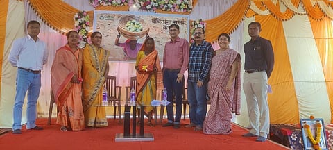 पिंपळनेर : लुपिन हुमन वेल्फेअर अँड रिसर्च फाउंडेशन धुळे यांचा ३४ वा वर्धापन दिननिमित्त लाभार्थ्यांना सन्मानित करताना वरिष्ठ व्यवस्थापक अनिल गुप्ता आदी. (छाया: अंबादास बेनुस्कर)