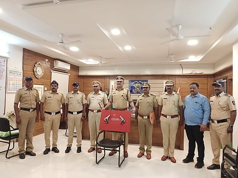 धुळे : पिस्तुल तस्करीप्रकरणातील ताब्यात घेण्यात आलेले पिस्तुल दाखवताना धुळे पोलीस पथक.