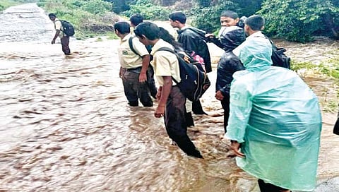 सांगली : कर्मवीर विद्यालय ते ऐतवडे बुद्रुक रस्त्यावरील पूल पाण्याखाली