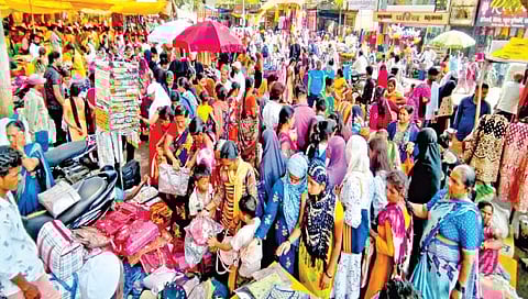 सांगली : दिवाळीसाठी दुकाने सज्ज; बाजारपेठ गर्दीने फुलली